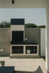 ein Wohnzimmer mit einem Flachbildfernseher auf einem Entertainment-Center in der Unterkunft Alda & Aljosía in Chiclana de la Frontera