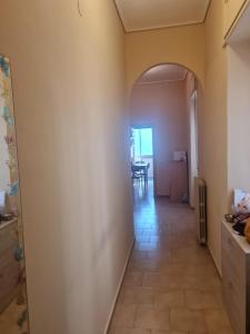 カステッランマーレ・ディ・スタービアにあるCasa Vacanze Tondo Tondoのダイニングルーム(テーブル付)へ続く廊下