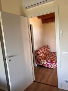 维多利亚Vigna di pettineo - guest house的一间房间,椅子坐在房间里