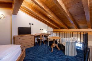 Televízia a/alebo spoločenská miestnosť v ubytovaní Hotel Flora