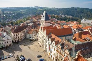 una vista aerea di una città con torre dell'orologio di Apartmán Na bidýlku - On the Perch Apartment a Tábor