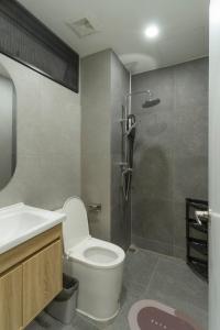 une salle de bain avec toilettes, lavabo et douche dans l'établissement LumiLoft, à Bangkok