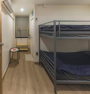 Cette chambre comprend 2 lits superposés et un tabouret. dans l'établissement LumiLoft, à Bangkok 19 autres photos