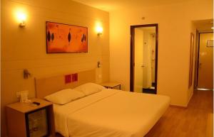 Postel nebo postele na pokoji v ubytování Hotel Zed -Near IGI-Airport-Terminal-3