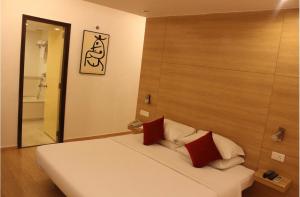 Postel nebo postele na pokoji v ubytování Hotel Zed -Near IGI-Airport-Terminal-3