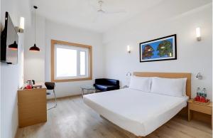 Postel nebo postele na pokoji v ubytování Hotel Zed -Near IGI-Airport-Terminal-3
