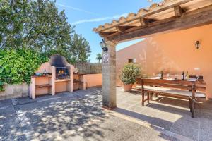 Patio alebo iná vonkajšia časť ubytovania Villa Can Pinto by Villa Plus