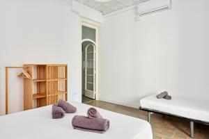 Postel nebo postele na pokoji v ubytování Key Barcelona HOUSING (Carrer Girona) + 37 fotografií