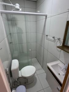 un bagno con wc, doccia e lavandino di Paraíso Pousada, Restaurante e Lazer a João Câmara