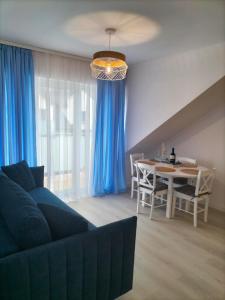 ダルウォボにあるDary Morzaの青いソファとテーブルのあるリビングルーム