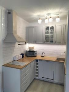 ダルウォボにあるDary Morzaの白いキャビネットとカウンタートップを備えたキッチン +14枚の写真