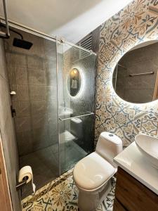 a bathroom with a shower and a toilet and a sink at Moderno apartamento con balcon y vista al guadual, Piscina y parqueadero in Pereira