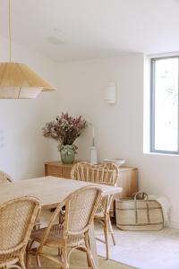 een eetkamer met een tafel en stoelen bij Villa Rhétaise - Loix in Loix