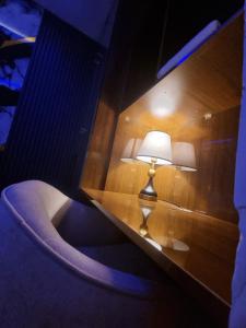 una lampada appoggiata su un muro accanto a una vasca di REOApartment a Wuse