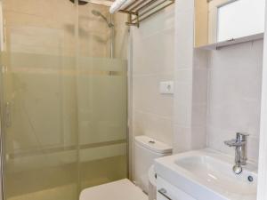 ein Badezimmer mit Dusche, Toilette und Waschbecken in der Unterkunft Preciosa casa con vistas al mar in Santander