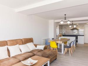 ein Wohnzimmer mit Sofa und Tisch in der Unterkunft Preciosa casa con vistas al mar in Santander + 16 Fotos