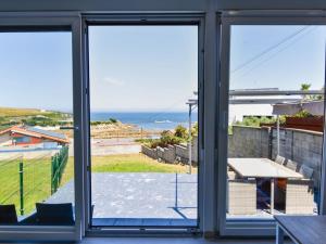 Blick auf das Meer aus dem Fenster eines Hauses in der Unterkunft Preciosa casa con vistas al mar in Santander