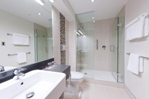 un bagno con lavandino, wc e doccia di Scenic Hotel Franz Josef Glacier a Franz Josef
