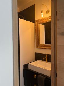 Koupelna v ubytování Le Cocon Chic Choc et Cosy + 30 fotografií