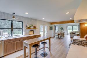 Η κουζίνα ή μικρή κουζίνα στο Cabin on 28 Acres Hike and Fish in Flathead Valley!