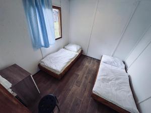 Postel nebo postele na pokoji v ubytování Chatová osada Bílý Kámen