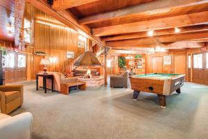 uma sala de estar com uma mesa de bilhar e uma lareira em Park Meadows 8D by Ski Country Resorts em Breckenridge