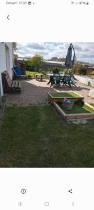 two photographs of a patio with a picnic table at Vacances proche des sables d'olonne Vendée in Le Girouard +2 photos