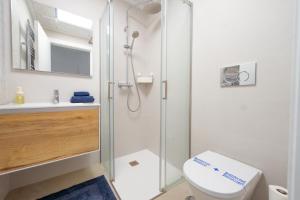 Un baño con ducha, inodoro y lavabo. en YourSpain LM1B Apartament La Mata, en La Mata