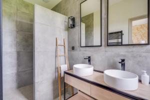 a bathroom with two sinks and a shower at Magnifique Cottage viticole, portes de St Emilion in Saint-Hippolyte