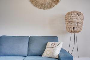a blue couch in a living room with a lamp at Magnifique Cottage viticole, portes de St Emilion in Saint-Hippolyte