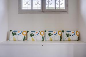 a white window sill with a cushion under a window at Magnifique Cottage viticole, portes de St Emilion in Saint-Hippolyte +25 photos