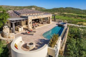 サン・ホセ・デル・カボにあるCasa Kay by Cabo Villasのプール付きの家の航空写真