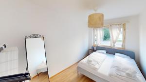 Ένα ή περισσότερα κρεβάτια σε δωμάτιο στο Your Cozy 2-Bedroom Home Away from Home