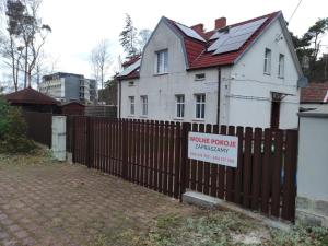 a house with a fence with a sign on it at u Oli Dawid Spaczyński in Mrzeżyno +84 photos