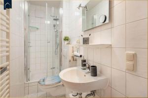 Koupelna v ubytování Nur 100 m zum Strand FeWo Meerweh + 14 fotografií