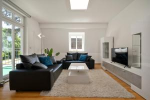 TV a/nebo společenská místnost v ubytování Ferienwohnung Strandglück am Malchower See mit Garten