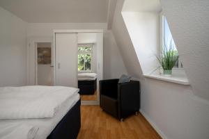 Postel nebo postele na pokoji v ubytování Ferienwohnung Strandglück am Malchower See mit Garten