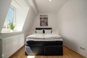Postel nebo postele na pokoji v ubytování Ferienwohnung Strandglück am Malchower See mit Garten