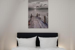 Postel nebo postele na pokoji v ubytování Ferienwohnung Strandglück am Malchower See mit Garten
