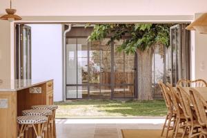 een keuken met een glazen deur die naar een tuin leidt bij Villa Rhétaise - Loix in Loix