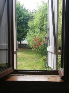 an open window with a view of a yard at La Camiranaise in Camiran +31 photos