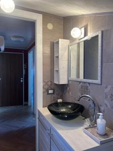 a bathroom with a black sink and a mirror at Casa Lanza in Chioggia +7 photos