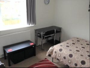 Postel nebo postele na pokoji v ubytování 1 cozy room in 2 bed apartment, easy parking, easy walk train station