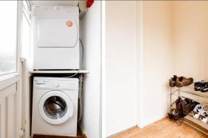 Fotografie z fotogalerie ubytování 1 cozy room in 2 bed apartment, easy parking, easy walk train station v destinaci Cheltenham