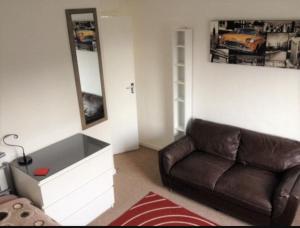 Posezení v ubytování 1 cozy room in 2 bed apartment, easy parking, easy walk train station