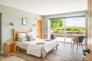 En eller flere senge i et værelse på Gamekeepers Lodge