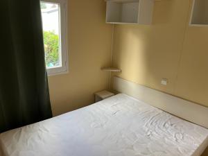 Ένα ή περισσότερα κρεβάτια σε δωμάτιο στο Mobil-home Marilou From Omaha