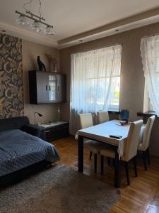 Postel nebo postele na pokoji v ubytování Mieszkanie w samym centrum