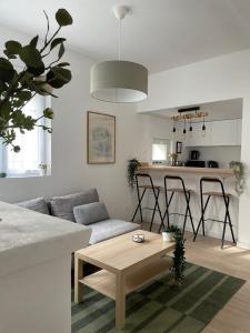 Proche Rouen - Magnifique T4 - 3 chambres في Déville-lès-Rouen: غرفة معيشة بها أريكة وطاولة