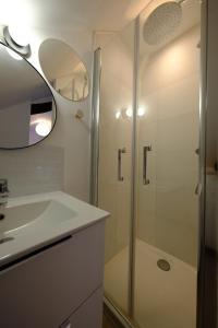 Proche Rouen - Magnifique T4 - 3 chambres في Déville-lès-Rouen: حمام مع دش ومغسلة ومرآة